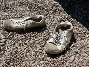 scarpe, sassi, due, lacci, stringhe, ghiaia, bianco, vecchie, ombra, tennis