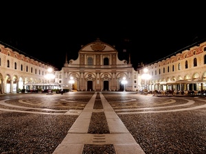 piazza, prospettiva, notte, luci, lampioni, finestre, notturno, chiesa, cerchi, archi, linee, portici, geometrie, palazzi, architettura, tombino, porte