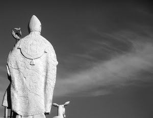 statua, bianconero, cielo, papa, nuvole, tiara, vescovo