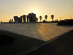 palme, piazza, tramonto, controluce, sole, persone, alberi, cielo, monumento, silhouette, sculture, luce