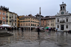piazza, chiesa, ombrelli, pioggia, finestre, orologio, persone, colonna, cielo, obelisco, statua, gradini, fontana, scalini, auto, campanile, case