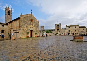 piazza, chiesa, pozzo, campanile, croce, cielo, case, nuvole, torre