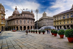 piazza, fontana, vasi, palazzi, genova, cielo, piante, passanti