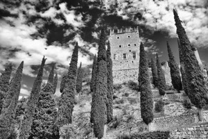 nuvole, cipressi, castello, torre, cielo, merli, bianconero, finestre, alberi, grigio, merlature, montagna, salita