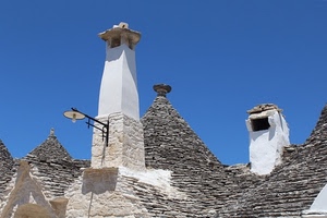 tetti, trulli, cielo, lampione, comignoli, bianco, azzurro, lampada, pietre, lampadina, camini