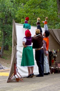 verde, tre, marionette, burattini, telo, alberi, tenda, bianco, donna, colori, teatrino, recita, uomini, rosso, giochi, cappelli, teatro, foglie, artisti, burattinai, gonna, arancione, rami, persone