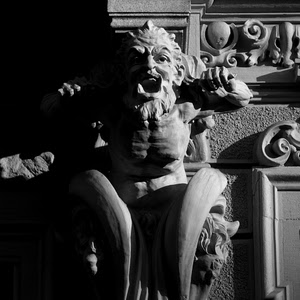 statua, bianconero, scultura, barba, ombra, decorazione, bocca, demone, viso, rilievo, diavolo, mostro, maschera