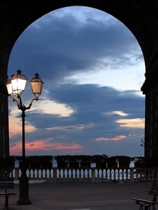arco, nuvole, lampione, cielo, vasi, lampioni, balaustra, piante, tramonto, affaccio, sera, controluce, panchine, luci, piazza, fiori
