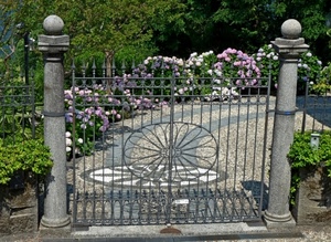 cancello, colonne, fiori, ingresso, ferro, cerchio, giardino, chiuso, sfere, viale, alberi
