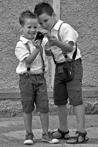 bambini, due, bianconero, fotografi, bretelle, camicie, fotocamera, macchinetta, borsello, cellulare, ridere