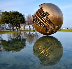 acqua, alberi, sfera, riflesso, cielo, scultura, palla, riflessi, oro, mare, monumento, verde, metallo, pomodoro, bronzo, fontana, prato, azzurro, albero
