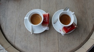 caffè, tazzine, due, cucchiaini, piattini, tazze, tavolo, biscotti, bianco