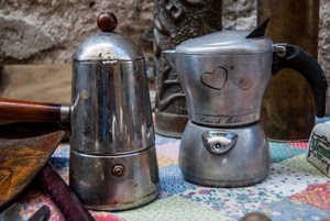 caffettiere, caffè, due, acciaio, cuore, manico, tovaglia, tavolo, moka, manici