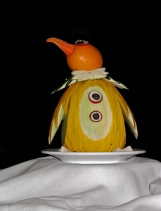 piatto, melone, pinguino, bianco, giallo, arancio, tovaglia, frutta, arancia, arancione, carota, animale