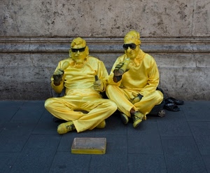 occhiali, giallo, due, seduti, scarpe, nero, strada, artisti, elemosina, bicchiere, tute, cassetta, maschere, bottiglia, persone