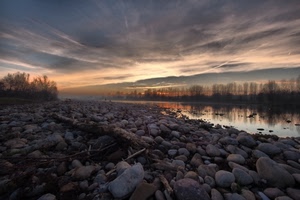 sassi, fiume, tramonto, alberi, nuvole, acqua, greto, ciottoli, silenzio