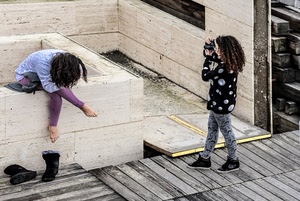 stivali, fotografa, due, fotografo, piedi, ragazze, legno, donne, posa, scarpe, modella