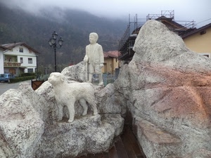 bambino, cane, lampione, case, statue, scultura, pietra, nuvole, roccia, finestre, montagna, casa, animale, grigio, ponteggi, pastore, sculture, statua, nebbia, zampe