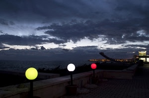 nuvole, mare, lampioni, tre, giallo, rosso, cielo, luci, costa, sera, colori, bianco