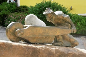 carriola, ruota, verde, pietra, piante, scultura, statua, monumento, giallo, masso, cappello, fiori, siepe, cespugli, uomo, siepi, lavoratore, legno