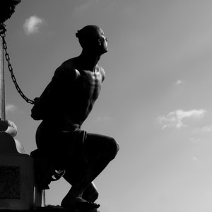 statua, bianconero, controluce, cielo, catena, monumento, catene, uomo, nuvole, nero, seduto, scultura, incatenato, schiavo