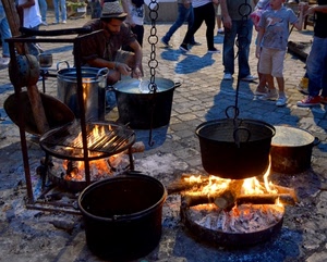 fuoco, persone, pentole, paioli, catena, fiamme, legna, bracieri, strada, cappello