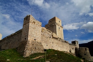 castello, nuvole, cielo, torri, bianco, verde, erba, rudere, azzurro, finestre, mattoni, mura, maniero, torre