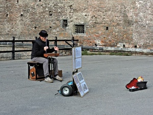 cappello, strada, ruote, carrello, custodia, artista, muro, musicista, strumento, cartelli, mattoni, bambola, seduto, grate, finestre, ringhiera, musica, sgabello
