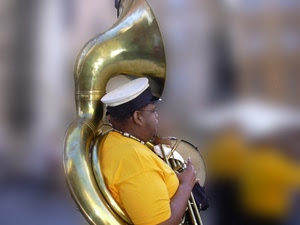 ottone, giallo, cappello, bianco, musicista, trombone, sfocato, uomo, occhiali, strumento, suonatore, mano, maglietta, musica, banda, berretto, tuba, dita, orecchio