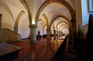 colonne, archi, tavoli, interno, volte, panche, luci, chiesa, sedie, refettorio