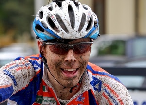 casco, ciclista, occhiali, fango, sorriso, sporco