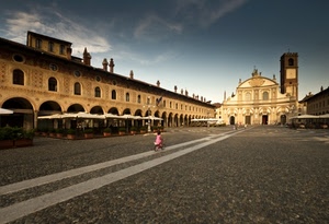chiesa, piazza, portici, bambina, ombrelloni, vigevano, bicicletta, prospettiva, campanile