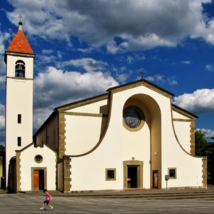 chiesa, nuvole, bambino, campanile, cielo, rosone, porte, campana, bianco, finestre, piazza, croce, croci, arco, giocare