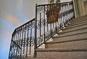 ringhiera, finestra, scala, scale, porta, gradini, scalini, ferro, metallo, pietra, pomello, cielo