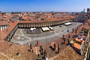 tetti, piazza, panorama, comignoli, chiesa, cielo, case, tegole, cupola, portici, città, archi, vigevano, antenne, camini, colonne, terrazze, bianco, torre, azzurro, finestre