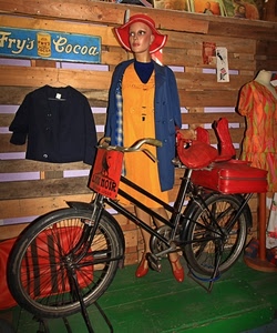 bicicletta, manichino, cappello, rosso, valigia, ruote, giallo, nero, vestiti, giacca, legno, bici, negozio, verde, vetrina, insegna, scarpe, abbigliamento