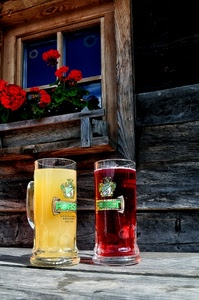 finestra, bicchieri, fiori, legno, birra, rosso, boccali, tavolo, bevande, gerani, due