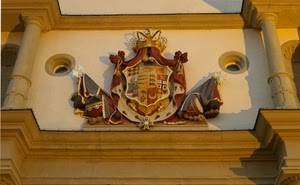 stemma, corona, colonne, croce, bandiere, cerchi, giallo, cornicione, rosso, muro, simboli, oro, due
