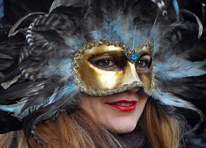 piume, maschera, occhi, carnevale, bocca, capelli, oro, rosso, rossetto, sorriso, denti, donna, azzurro