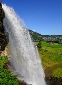 acqua, cascata, verde, alberi, cielo, roccia, panorama, azzurro, prati, colline, lago, paese, montagna, erba, torrente, bianco, case, sentiero, paesaggio, persone