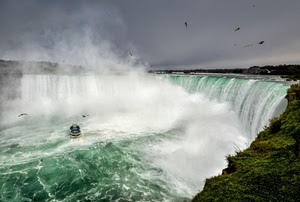 verde, acqua, spruzzi, cascate, fiume, uccelli, battello, cielo, cascata, bianco, schiuma, barca, schizzi, alberi, onde, grigio, nuvole, niagara, vapore