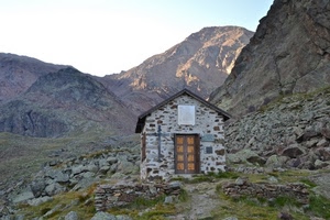 porta, montagna, sassi, cielo, erba, verde, pietre, rocce, montagne, casolare, rifugio, casetta, chiesetta, roccia, croce