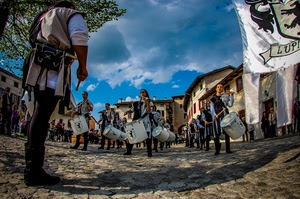 tamburi, banda, nuvole, cielo, piazza, costumi, case, albero, strada, musica, festa, musicisti, bandiera, azzurro, stendardo