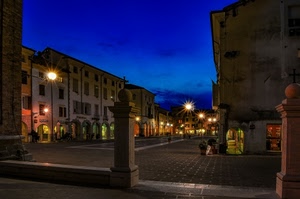 piazza, luci, lampioni, portici, cielo, blu, archi, finestre, notturno, notte, colonne, case, palazzi, città, sera, vasi, vetrine, strada, croci, colonnine